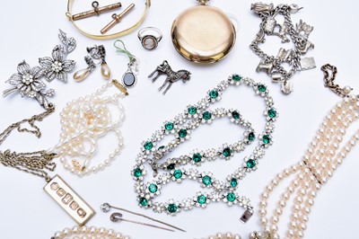 Lot 142 - A collection of various pieces of jewellery and costume jewellery