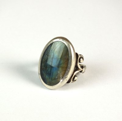Lot 103 - A silver single stone labradorite ring