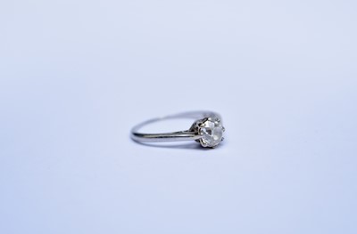 Lot 136 - A single stone diamond ring