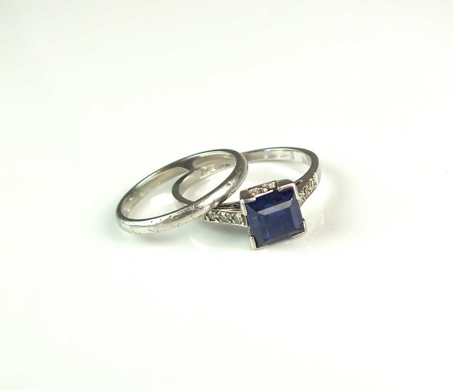 Lot 56 - An Art Deco single stone sapphire ring and a wedding band