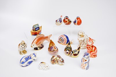 Lot 443 - A collection of sixteen Royal Crown Derby...