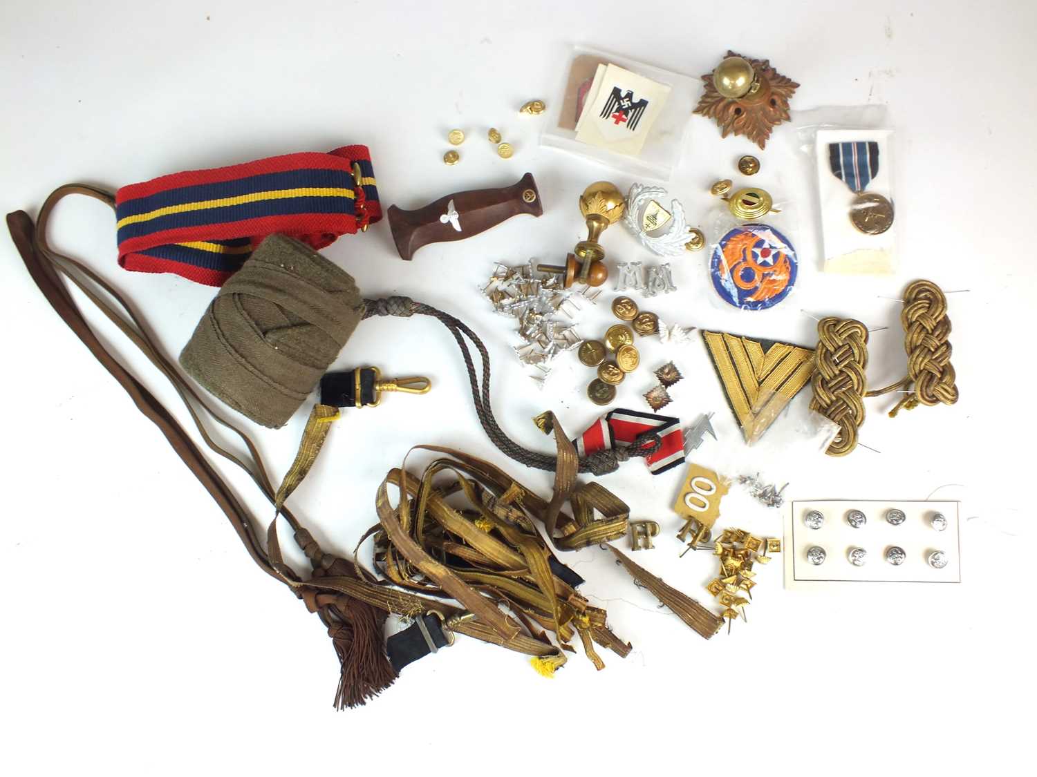 Lot 307 - A mixed lot of insignia, uniform and various...