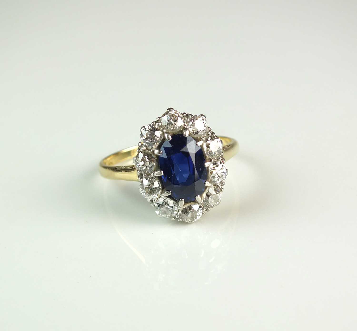 Lot 40 - An oval sapphire and diamond cluster ring