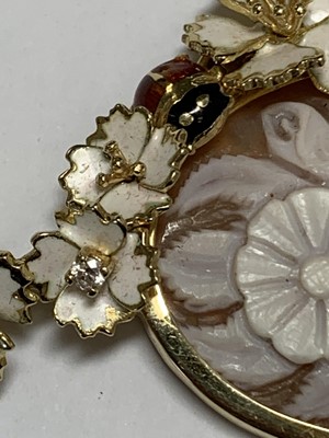 Lot 38 - An Italian Roberto Bravo diamond, enamel, amethyst and shell cameo pendant