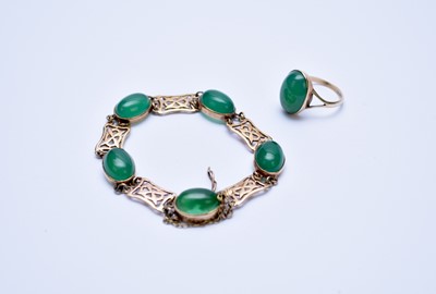 Lot 118 - A 9ct gold green agate bracelet and ring