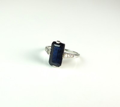 Lot 50 - A sapphire and diamond ring