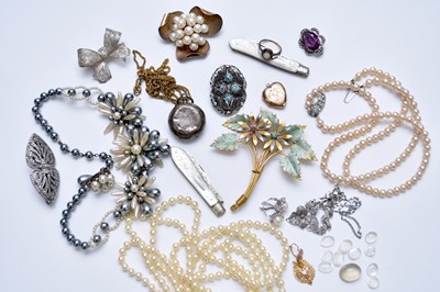 Lot 114 - A large collection of jewellery and costume jewellery