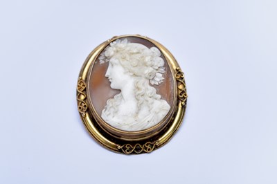 Lot 100 - An oval shell cameo brooch