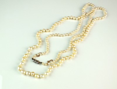 Lot 77 - A graduated untested pearl necklace