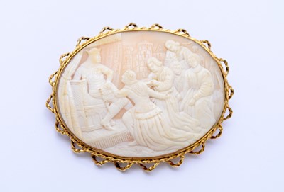 Lot 186 - An oval shell cameo brooch