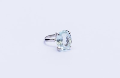 Lot 185 - A single stone aquamarine ring