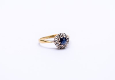 Lot 189 - A sapphire and diamond cluster ring