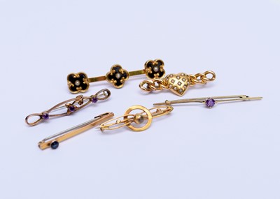 Lot 194 - A collection of six bar brooches