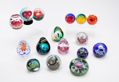 Lot 366 - A collection of decorative glassware and paperweights including Gozo, Caithness, Mdina and others