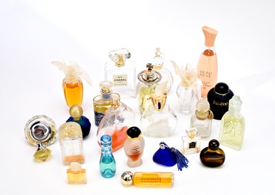 Lot 371 - Assorted perfume and scent bottles.