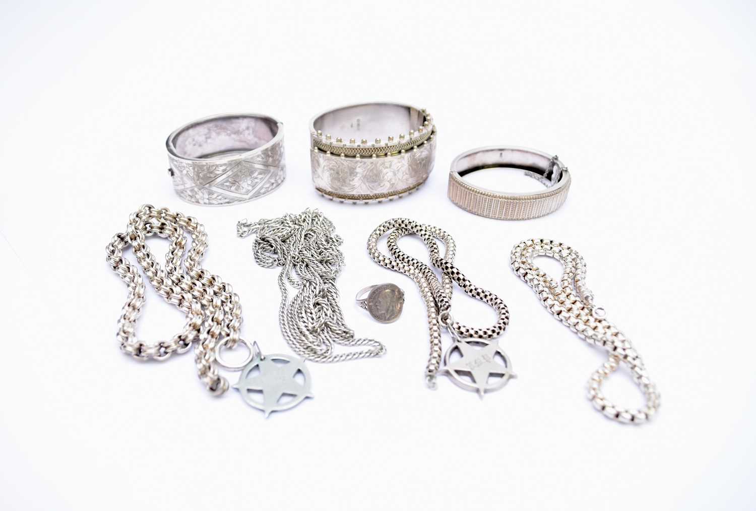 Lot 176 - A small collection of silver and white metal jewellery