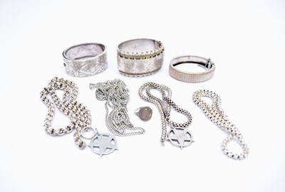 Lot 176 - A small collection of silver and white metal jewellery