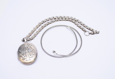 Lot 178 - An oval locket on chain and a snake collarette