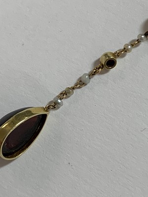 Lot 70 - An early 20th century garnet and seed pearl necklace
