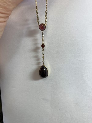 Lot 70 - An early 20th century garnet and seed pearl necklace