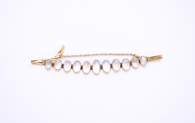 Lot 180 - An early 20th century graduated moonstone bracelet