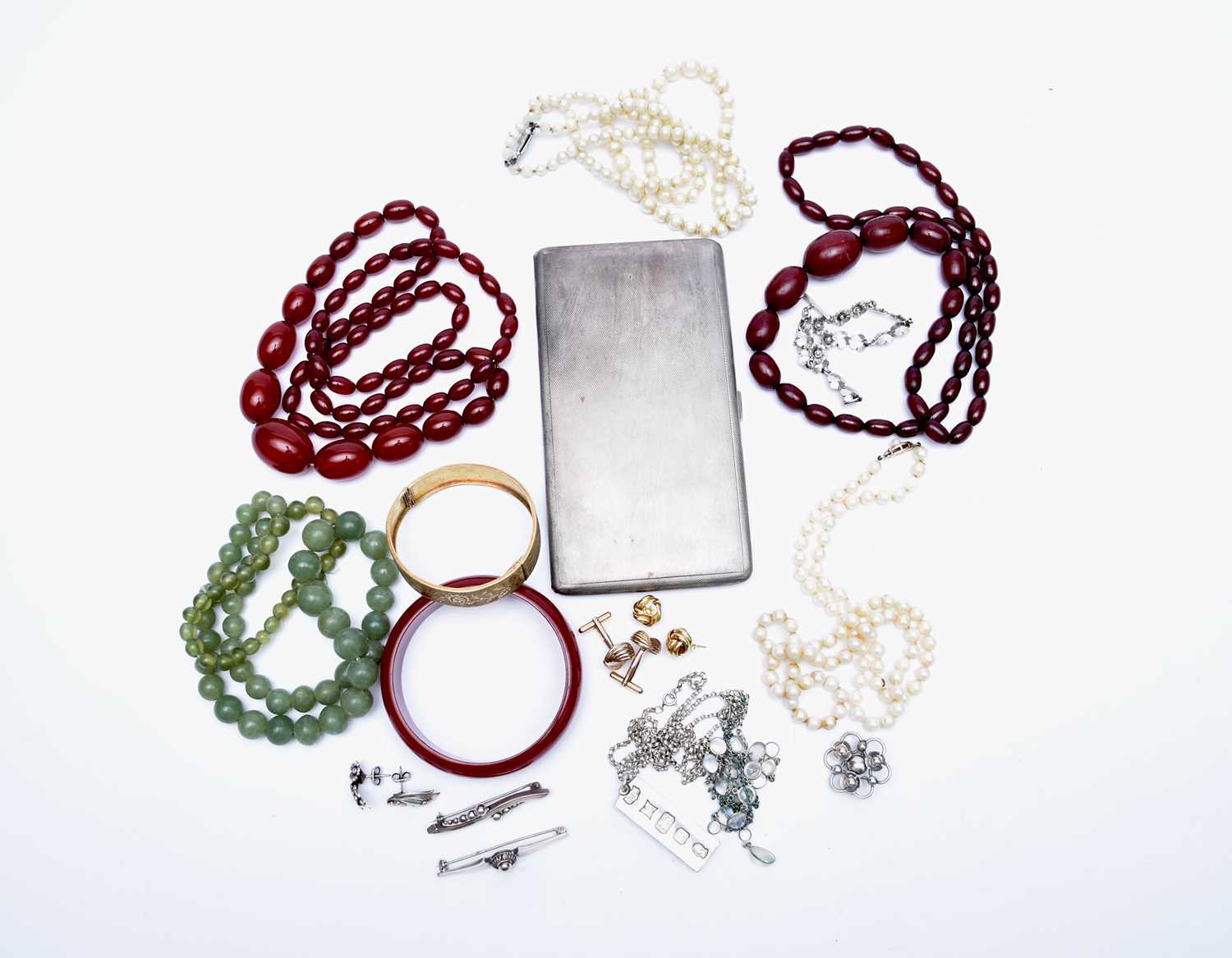 A small collection of jewellery and costume jewellery