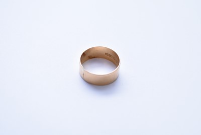 Lot 169 - An 18ct gold wedding band