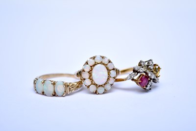 Lot 170 - Three stone set rings