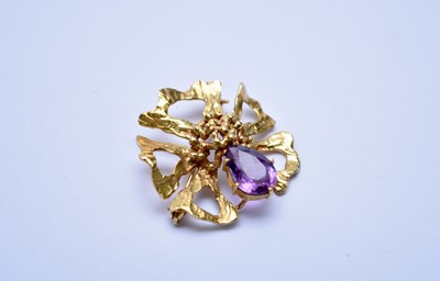 Lot 165 - An amethyst brooch