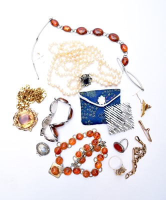 Lot 166 - A small collection of jewellery and costume jewellery