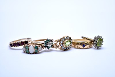 Lot 167 - A collection of six rings