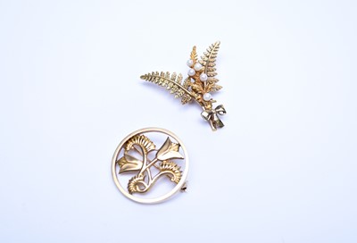 Lot 174 - Two 9ct gold brooches