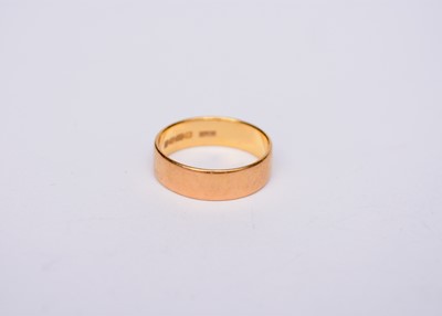 Lot 127 - A 22ct gold wedding band