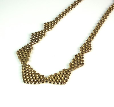 Lot 99 - A 9ct yellow gold stylised fringe necklace