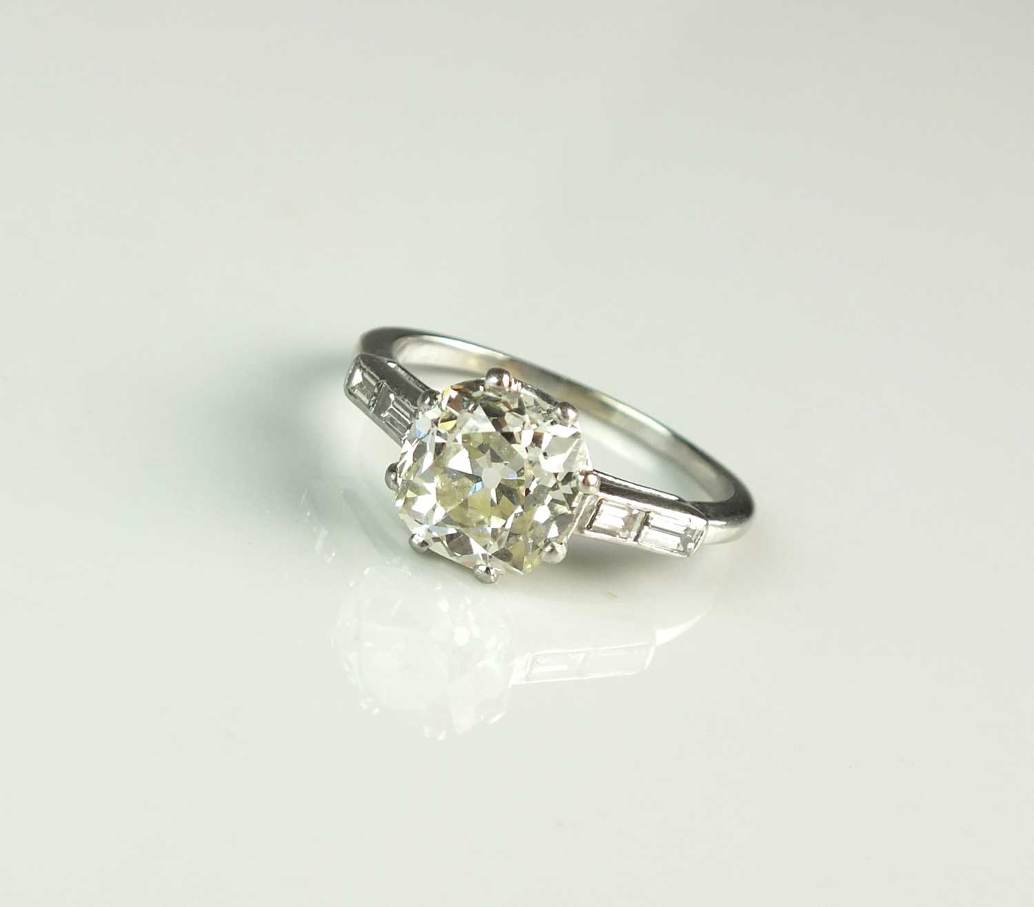 Lot 101 - A single stone diamond ring