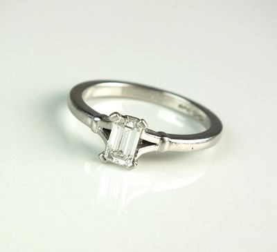 Lot 91 - A platinum single stone diamond ring