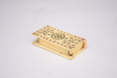 Lot 280 - An early 19th century Prisoner of war carved bone domino box