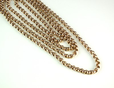 Lot 104 - A yellow metal faceted link guard chain