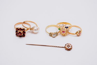 Lot 123 - Five rings and a stick pin