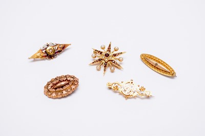 Lot 124 - Five brooches