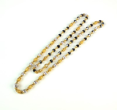 Lot 121 - A decorative yellow and white metal necklace
