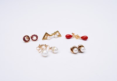 Lot 141 - A collection of five pairs of earrings