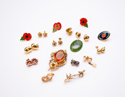 Lot 146 - A collection of earrings and brooches