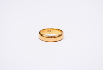 Lot 147 - A 22ct gold wedding band