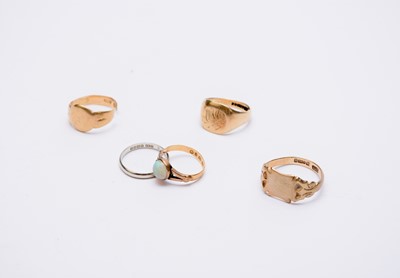 Lot 148 - A collection of five rings