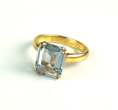 Lot 114 - An 18ct gold single stone aquamarine ring