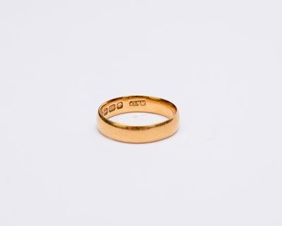 Lot 168 - A 22ct gold wedding band