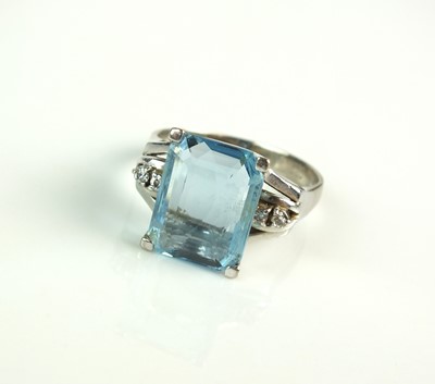 Lot 116 - An aquamarine and diamond ring