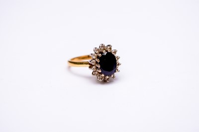 Lot 153 - An 18ct gold sapphire & diamond oval cluster ring