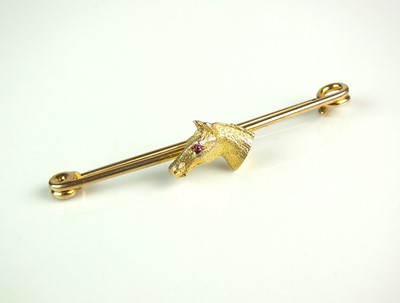 Lot 3 - A yellow metal horse head bar brooch/stock pin